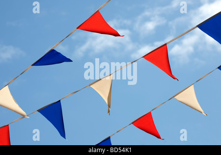 Rosso Bianco e blu bunting contro il cielo blu Foto Stock