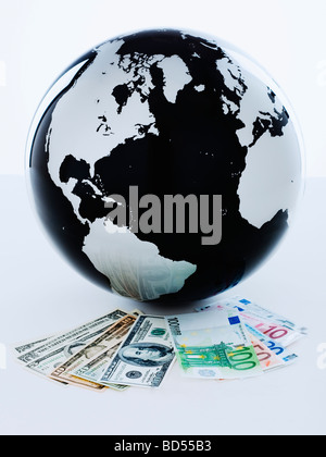 Un globo con banca internazionale note Foto Stock