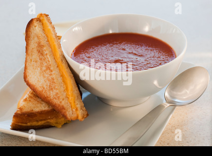 Formaggio alla griglia e minestra di pomodoro Foto Stock