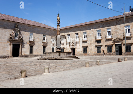 Paço Square e Castelos Fontana a Braga, Portogallo. Si vede anche la facciata della scuola per infermieri del Minho University. Foto Stock