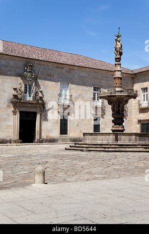 Paço Square e Castelos Fontana a Braga, Portogallo. Si vede anche la facciata della scuola per infermieri del Minho University. Foto Stock