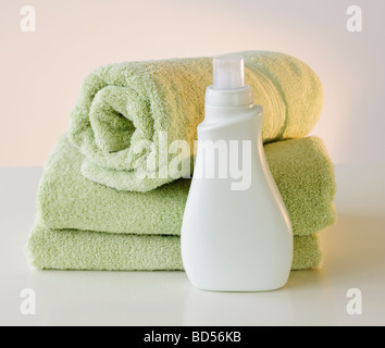 Asciugamani e detergenti per bucato Foto Stock