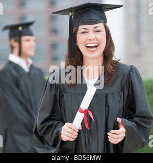 Un laureato in possesso di un diploma Foto Stock