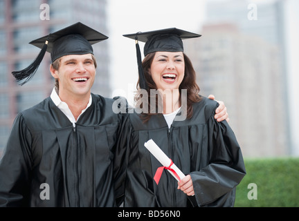 Una giovane donna e uomo giovane laureato Foto Stock