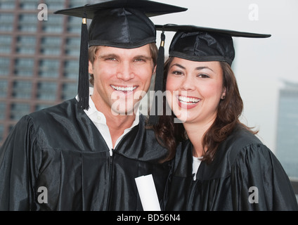 Una giovane donna e uomo giovane laureato Foto Stock