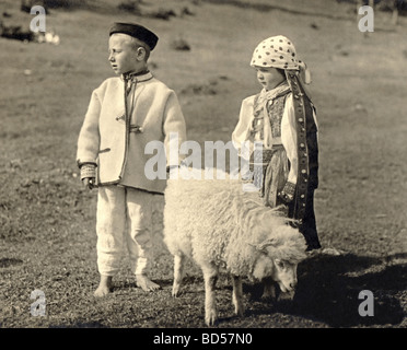 I bambini e l'Agnello in pascolo Foto Stock