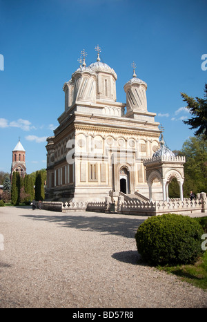 La Romania il Monastero di Curtea de Arges somigliante a un mausoleo in stile bizantino con arabeschi di Moresco Foto Stock