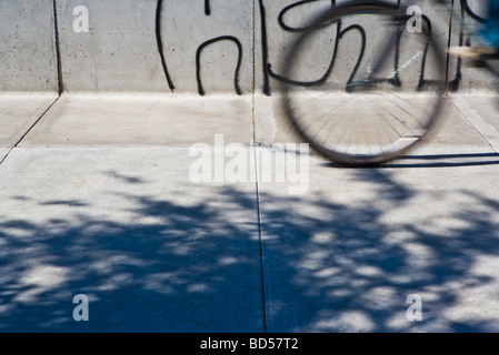 Bicicletta in movimento sul marciapiede, ritagliato Foto Stock