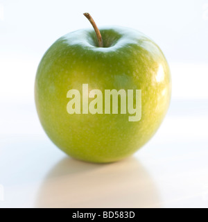 Una mela verde Foto Stock