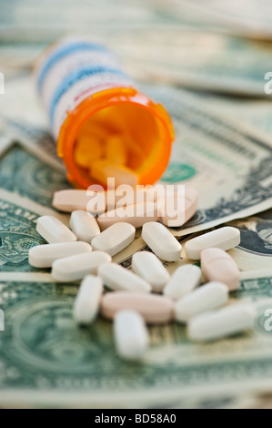 Pillole sulle banconote Foto Stock