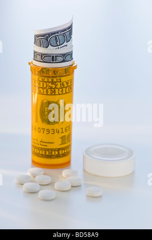 Pillola bottiglia con banconote Foto Stock