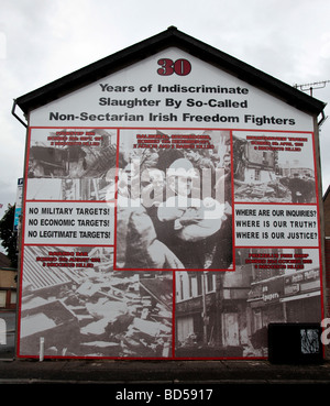 Cinque pannelli da murale i lealisti/area unionista della parte occidentale di Belfast, commemorare "30 anni di massacro indiscriminato ..." Foto Stock