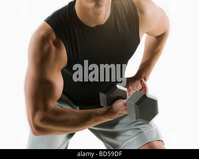 Un uomo di sollevamento pesi Foto Stock