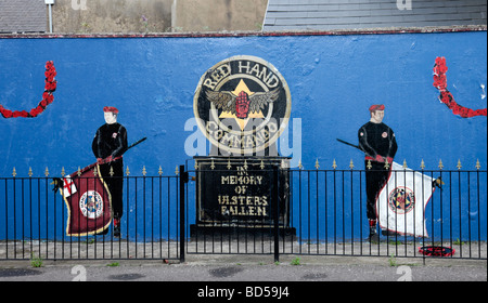 Murale a Belfast con le insegne della Mano rossa Commando e il testo, "In memoria di Ulster caduti dell' Foto Stock