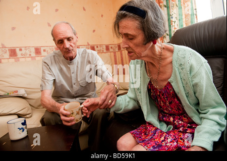 Un anziano 73 anno vecchio prendersi cura del suo 71 anni moglie che ha il morbo di Alzheimer, Wales UK Foto Stock