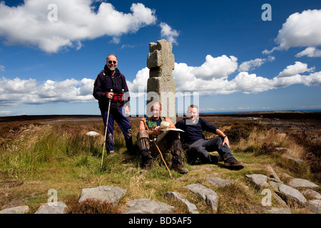 Walkers sul Lyke Wake a piedi Lilla Cross Fylingdales Moor North Yorkshire più antiche del North York Moors eretta nel 625 Foto Stock