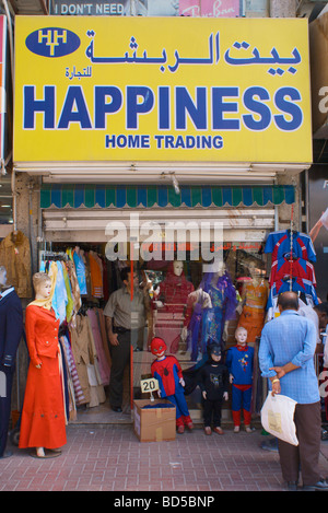 Negozio di moda "Felicità Home Trading" in Deira, Dubai, Emirati arabi uniti (EAU) con costumi divertenti e il poster "non ho bisogno di' Foto Stock