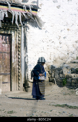 Vecchia donna tibetana in abito tradizionale presso il monastero di Drepung Foto Stock