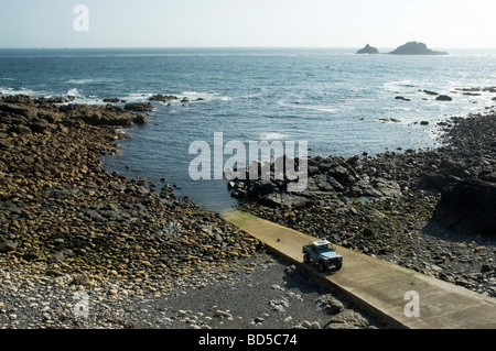 Un Land Rover su una spiaggia nel lontano ovest della Cornovaglia, Inghilterra Foto Stock