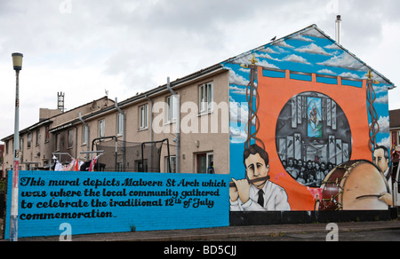 Belfast murale raffigurante Malvern Street Arch, dove tradizionalmente protestanti riuniti per celebrare il dodicesimo mese di luglio. Foto Stock
