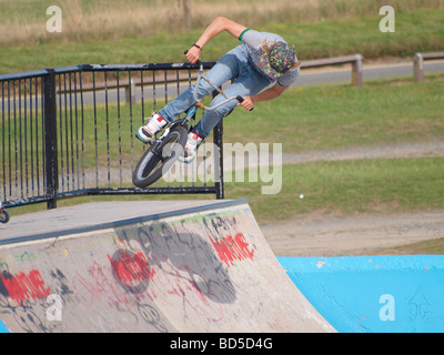 Teenager fare acrobazie su una bmx a skate park Foto Stock