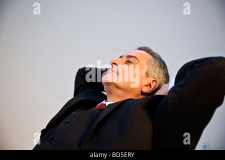 Manager relax nella sua Poltrona scrivania Foto Stock