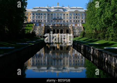 Il canale di mare che conduce al XVIII secolo Peterhof Palace (Pietro il Grande il Palazzo Estivo) a San Pietroburgo, Russia Foto Stock