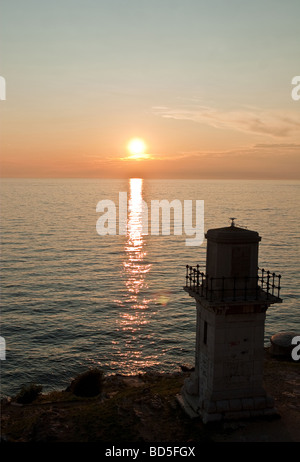 Tramonto su Rovigno faro in Istria Croazia Foto Stock