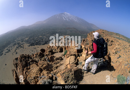 Wanderin sul vertice di Fortaleza, 2159m, nel retro Mt. Pico del Teide, 3718m, Tenerife, Isole Canarie, Spagna, Europa Foto Stock