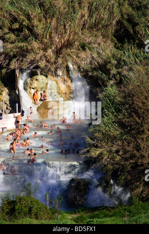 La gente la balneazione nelle calde sorgenti vulcaniche a Saturnia Toscana Italia Foto Stock