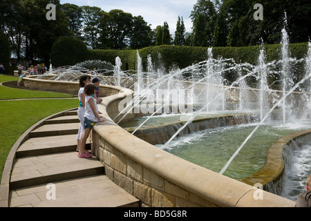 La grande cascata in Alnwick Giardini in Northumberland Foto Stock