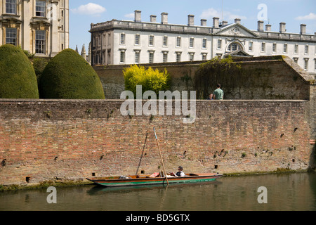 Università di Cambridge Punting nella parte anteriore del Kings College Foto Stock