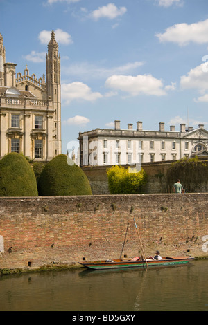 Università di Cambridge Punting nella parte anteriore del Kings College Foto Stock