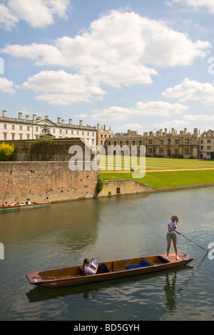 Università di Cambridge Punting nella parte anteriore del Kings College Foto Stock