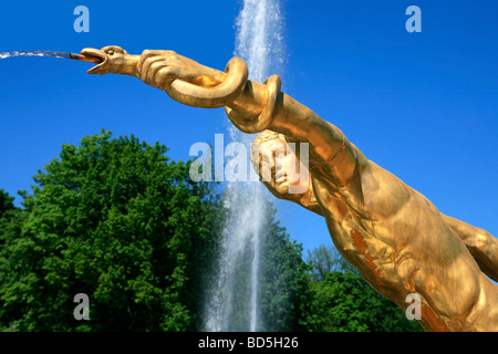 Statua dorata di Apollo tenendo il serpente Python al Grand Cascata di Peterhof di San Pietroburgo, Russia Foto Stock