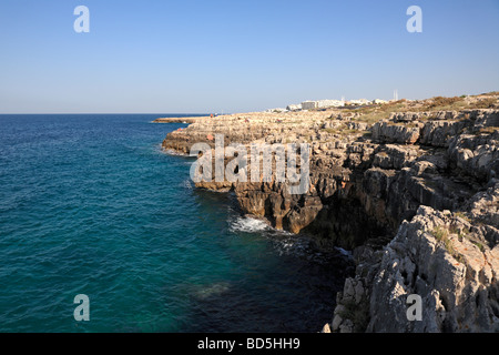 Ripida rocciosa costa Adriatica nei pressi di Polignano di mare, Puglia, Italia. Foto Stock