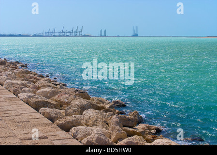 Vista dal Deira Corniche marciapiede, Deira, Dubai, Emirati arabi uniti (EAU), per la zona del porto Foto Stock