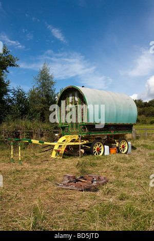 Visualizzazione verticale del cavallo e Romany Gypsy Caravan camp dal lato della tranquilla strada b nel nord-est dell' Inghilterra Foto Stock