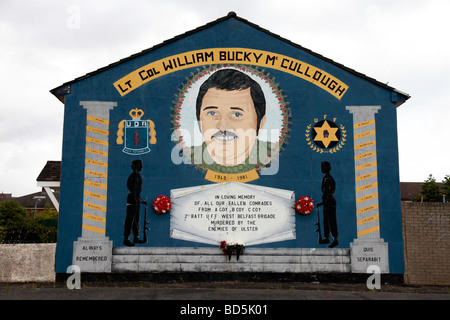 Lealisti murale in basso Shankill commemorando William 'Bucky' McCullough, che è stato ucciso dalla INLA nel 2001. Foto Stock