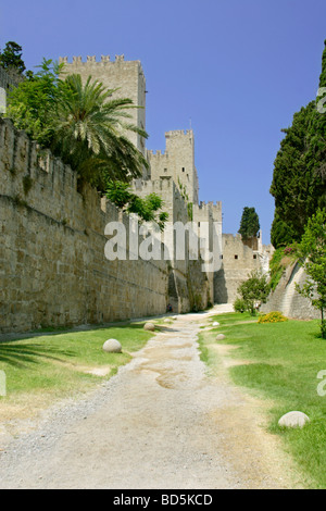 Palazzo del Gran Maestro e fossato asciutto a Rodi città vecchia di Rodi Grecia DODECANNESO Foto Stock