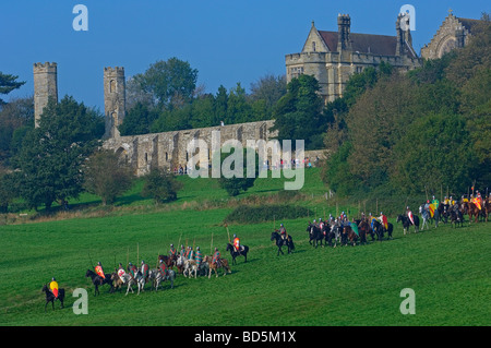 "La battaglia di Hastings" rievocazione con sassone e Norman soldati e cavalieri in battaglia Abbazia. Sussex England Regno Unito Foto Stock