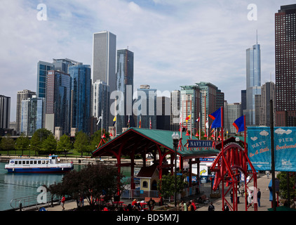 Il Navy Pier, Chicago Illinois USA con lo skyline della città in background Foto Stock