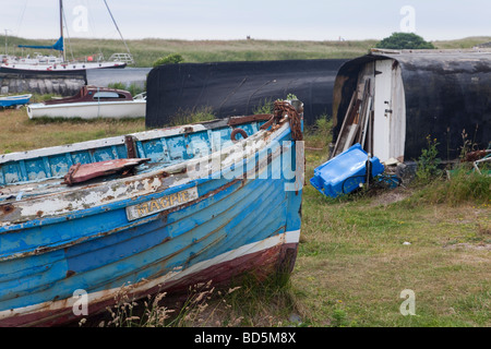 Barca e barca capovolta scafi, ora utilizzato come capannoni Foto Stock