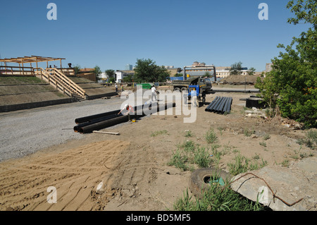 Esecuzione di lavori di costruzione di nuova piscina privata e un complesso di svaghi finanziati dall'industria petrolifera in Atyrau Foto Stock