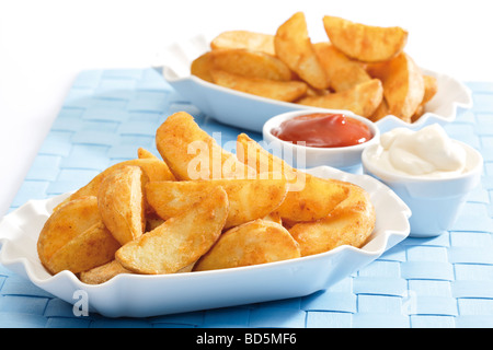 Vassoio di porcellana con spicchi di patate ketchup e maionese Foto Stock