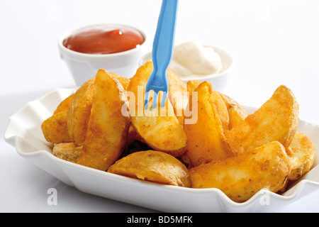 Vassoio di porcellana con spicchi di patate ketchup e maionese Foto Stock