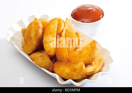 Vassoio di porcellana con spicchi di patate ketchup e maionese Foto Stock