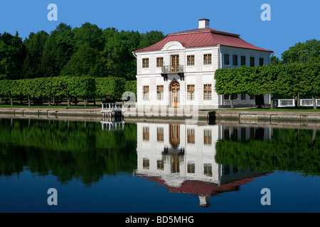 Il Palazzo di Marly in Giardini inferiori del xviii secolo Peterhof Palace a San Pietroburgo, Russia Foto Stock