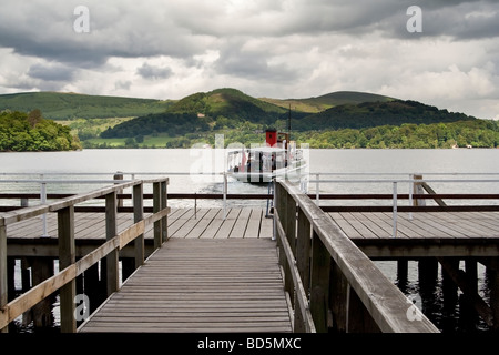 Un traghetto passeggeri a Ullswater, nel distretto del lago, Cumbria, Regno Unito. Foto Stock