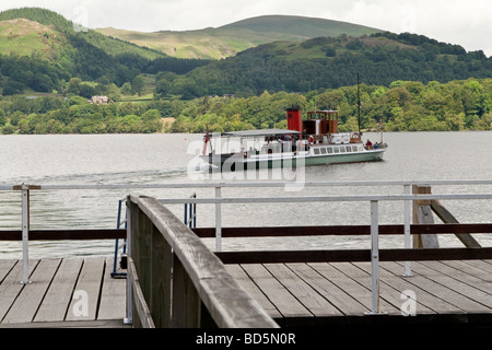 Un traghetto passeggeri a Ullswater, nel distretto del lago, Cumbria, Regno Unito. Foto Stock